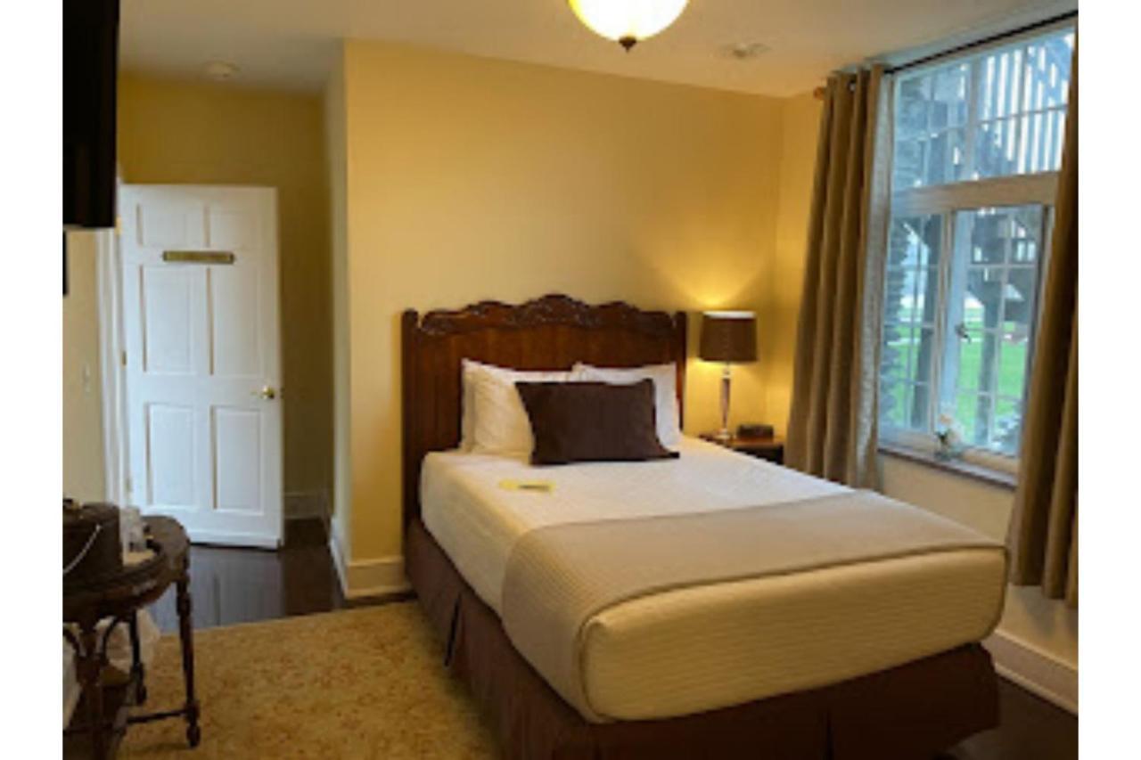 The Manor On Front Bed & Breakfast Harrisburg Room photo