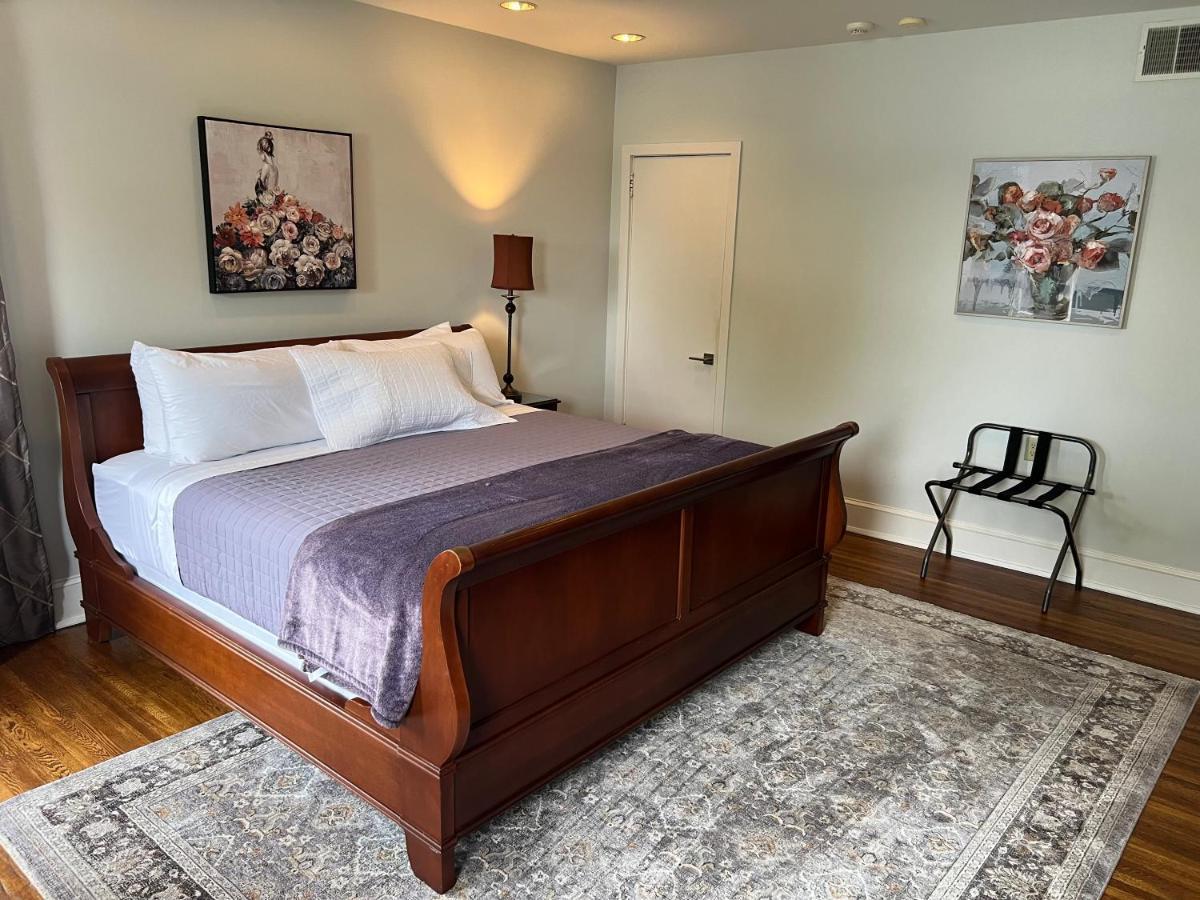 The Manor On Front Bed & Breakfast Harrisburg Room photo