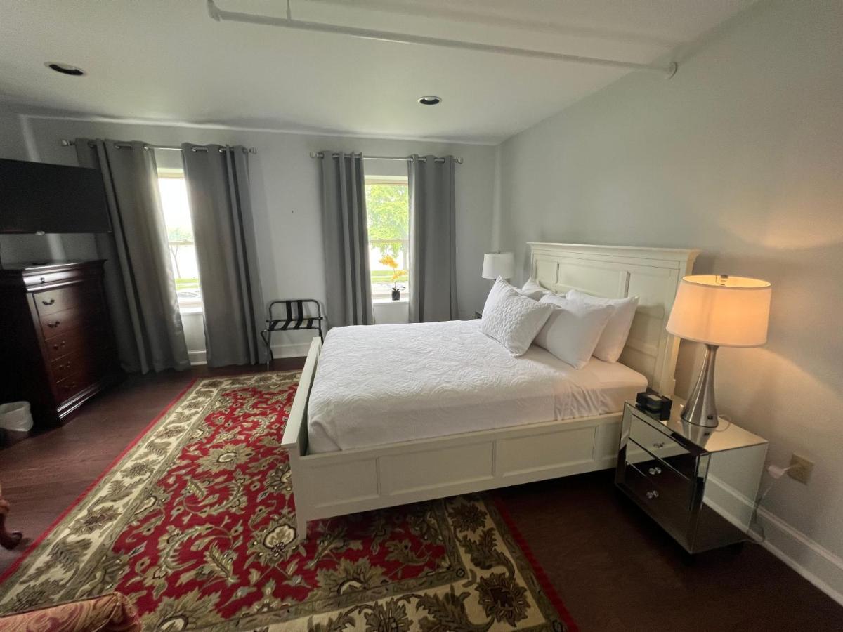 The Manor On Front Bed & Breakfast Harrisburg Room photo