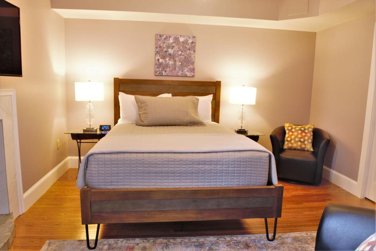 The Manor On Front Bed & Breakfast Harrisburg Room photo