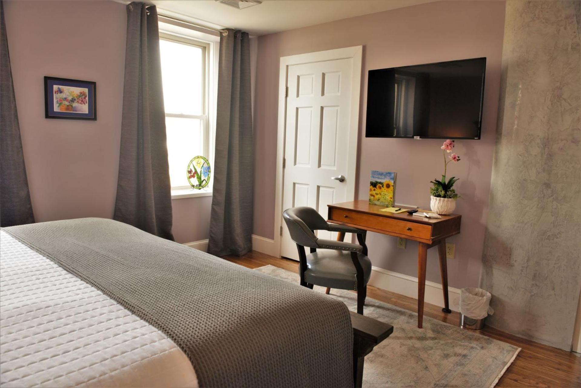 The Manor On Front Bed & Breakfast Harrisburg Room photo