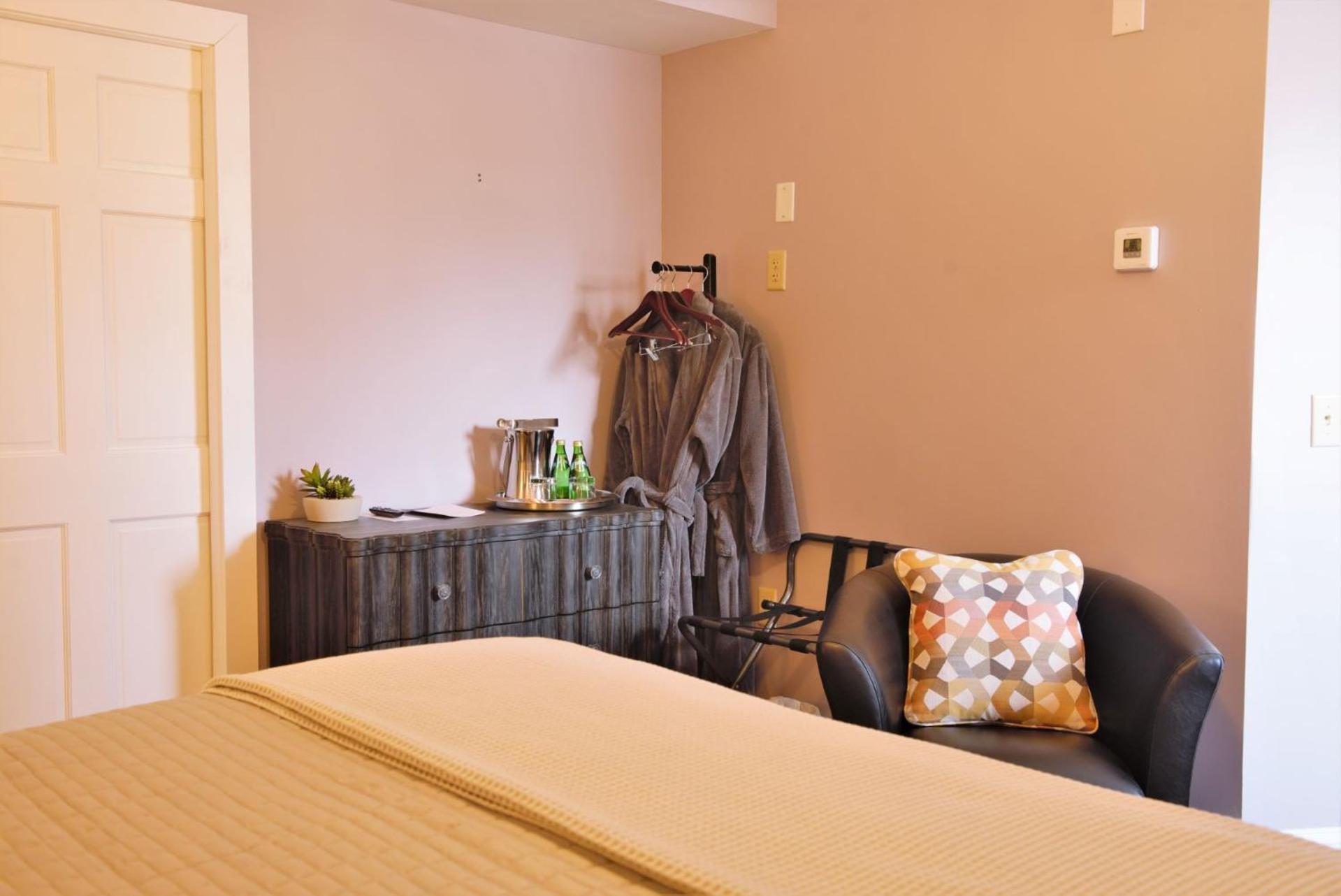 The Manor On Front Bed & Breakfast Harrisburg Room photo