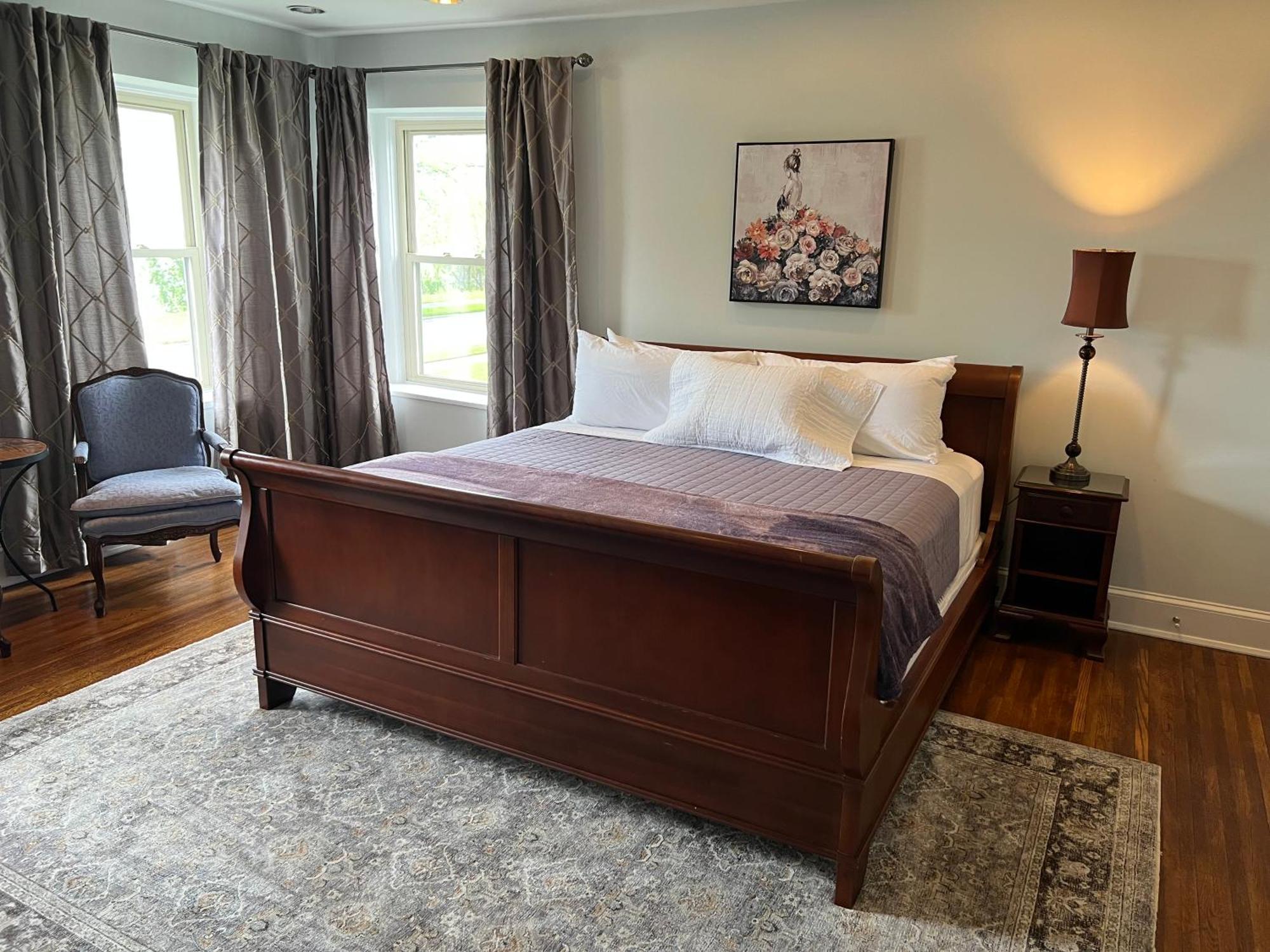 The Manor On Front Bed & Breakfast Harrisburg Room photo